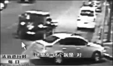 事發(fā)現(xiàn)場監(jiān)控錄像顯示，白圈內的被害人老丁，正在牧馬人越野車旁收費。 圖片來自電視截圖