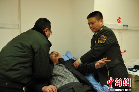 被“黑車”頂跑近5公里的執(zhí)法隊員周應(yīng)鑄被送至醫(yī)院急救?！￠Z成全　攝