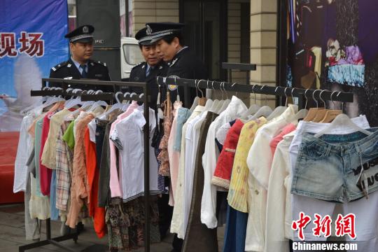 警方展示的部分被盜服裝?！∷瘟⒊z