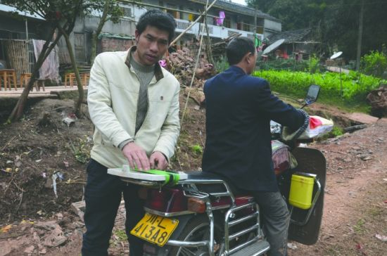 朱祥云說(shuō)，14萬(wàn)元就是綁在這輛摩托車的后座上被刮蹭掉的。