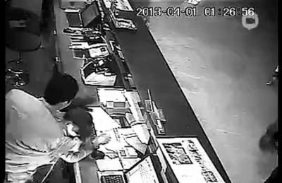 第三名白衣男子沖進柜臺內對女服務員一頓拳打腳踢。