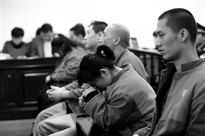 昨日，因涉嫌誘騙男網(wǎng)友進(jìn)行高額消費(fèi)，海淀區(qū)一咖啡廳負(fù)責(zé)人及“吧女”等14人受審。新京報(bào)記者 王貴彬 攝