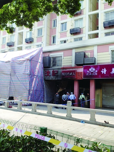 警方勘查事故現(xiàn)場。
