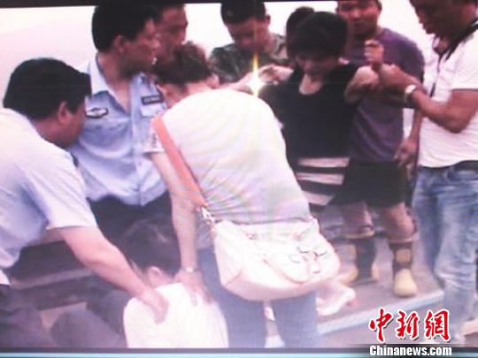 宗德宇緩緩靠近跳樓女子。　孫程　攝
