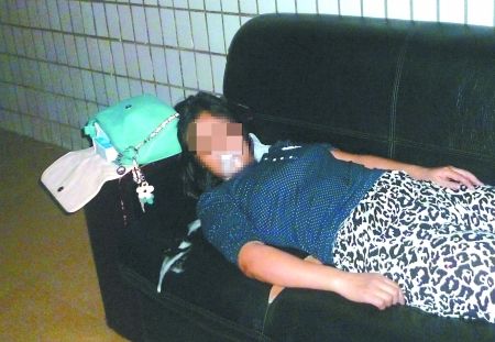 女子橫躺在沙發(fā)上口吐白沫。通訊員 康睿 記者 吳珊 攝
