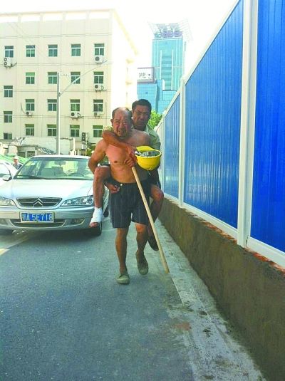 “謝謝，我們身上灰多，怕把車弄臟了”