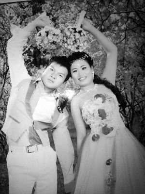 結(jié)婚照中的阿妮笑容燦爛，現(xiàn)實(shí)中，這對(duì)“跨國(guó)速成夫妻”還處在并不愉快的磨合過程中 本版均為資料圖片