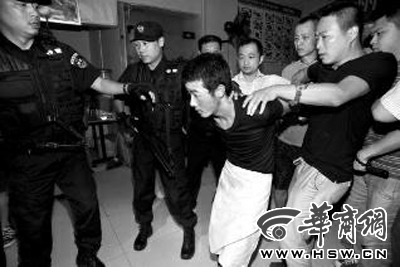 犯罪嫌疑人韓牙某圍著圍裙在廚房?jī)?nèi)拉面，被民警抓獲 本報(bào)記者 鄧小衛(wèi) 攝