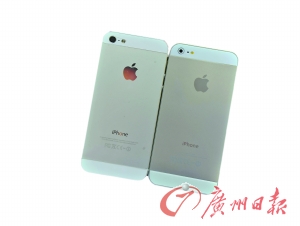 從背面看，真蘋果手機(jī)（左）的攝像頭要大一點(diǎn)，而且蘋果的Logo比較光亮，容易反光。