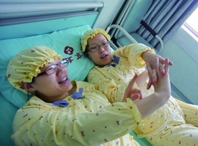 生完寶寶后姐妹倆在床上聊天。