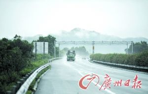 　當(dāng)天事故發(fā)生的現(xiàn)場(chǎng)處于一個(gè)彎道，很多司機(jī)反映說來不及減速。