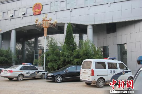 泊頭市人民法院院內(nèi)仍停有無(wú)牌制式警車，涉事人員與記者沖突地點(diǎn)僅距法院不足50米。穆玉良 攝