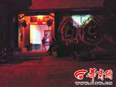 昨晚8時(shí)許，老人的大兒子的家正在辦喪事，屋外擺放著花圈 本報(bào)記者張超攝