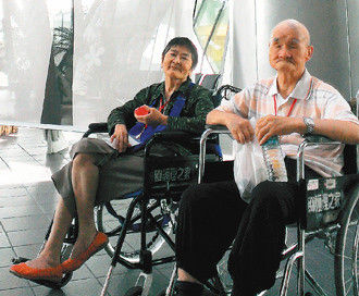 臺灣老夫妻“王爺爺”及“王奶奶”，雙雙失智，但兩人“即使遺忘了全世界，也不會忘了彼此”，片刻也不想分離，深厚情感令人感動。臺灣《聯(lián)合報》圖