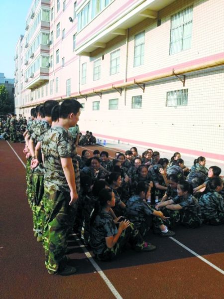 女孩們說(shuō)，這道“人影陰涼”，為高中時(shí)代的記憶鑲上了一顆珍珠 網(wǎng)友供圖