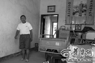 8月16日，在家中接受監(jiān)外執(zhí)行4年刑期的汪衛(wèi)國（化名）剛剛送走家訪的法官。