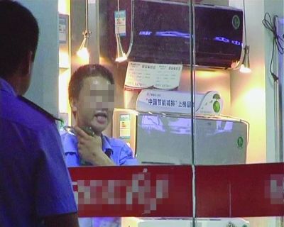 打劫男把玻璃片抵在脖子上，與民警對峙