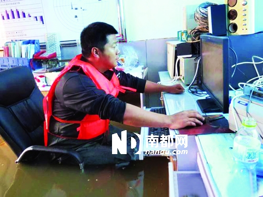 8月31日，黑龍江撫遠(yuǎn)氣象局人員在工作中，洪水已將椅座淹沒(méi)。圖片來(lái)源：中國(guó)氣象網(wǎng)