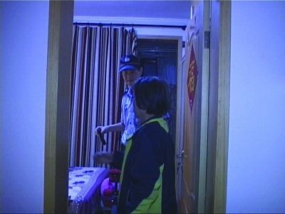 民警幫老人檢查沒發(fā)現(xiàn)有炸彈。