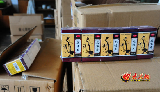 圖為民警現(xiàn)場被查獲的部分假藥。