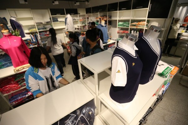 　9月12日，北京，十一學(xué)校在推出三大類、超過40款“最潮”校服，吸引學(xué)生搶購。