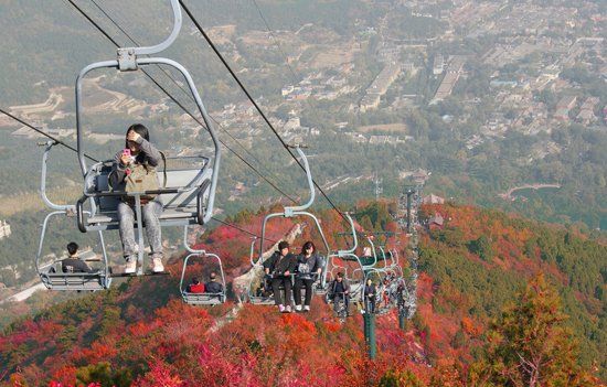 　香山公園“吊籃式”纜車除防護(hù)杠外，無其他防護(hù)措施。（資料圖）