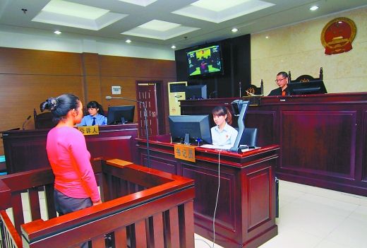    9月29日，萬(wàn)州區(qū)人民法院，被告王桂娟（化名）在庭審現(xiàn)場(chǎng)。 重慶晨報(bào)記者 胡杰 實(shí)習(xí)生 黃敬坤 攝