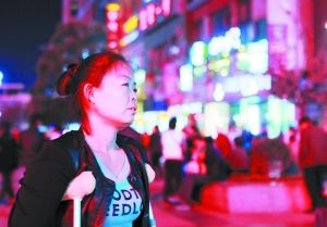 走在燈火闌珊的蘭州街頭，史女士迷茫無助。