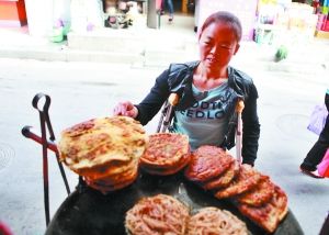 手頭拮據(jù)，每天只能吃一頓飯。