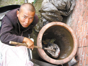 鄭艷良講述鋸?fù)冉?jīng)過。本報(bào)記者 汪洋 攝