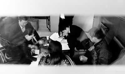 今天上午，喜隆多接待處內(nèi)，市場(chǎng)管理方與商戶核對(duì)租金和抵押金數(shù)目