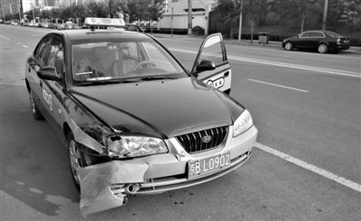 昨日，朝陽區(qū)林萃路，因連撞“克隆”車，的哥劉師傅的車輛受損送修。新京報(bào)記者 黃月 攝