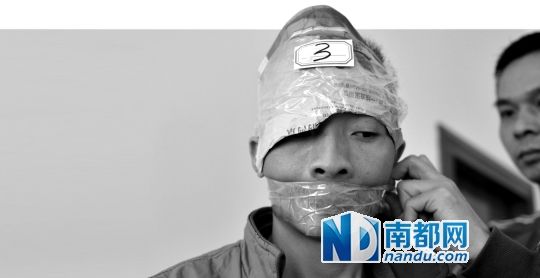 為了防止犯罪嫌疑人串供，民警用膠帶將犯罪嫌疑人的嘴封住。