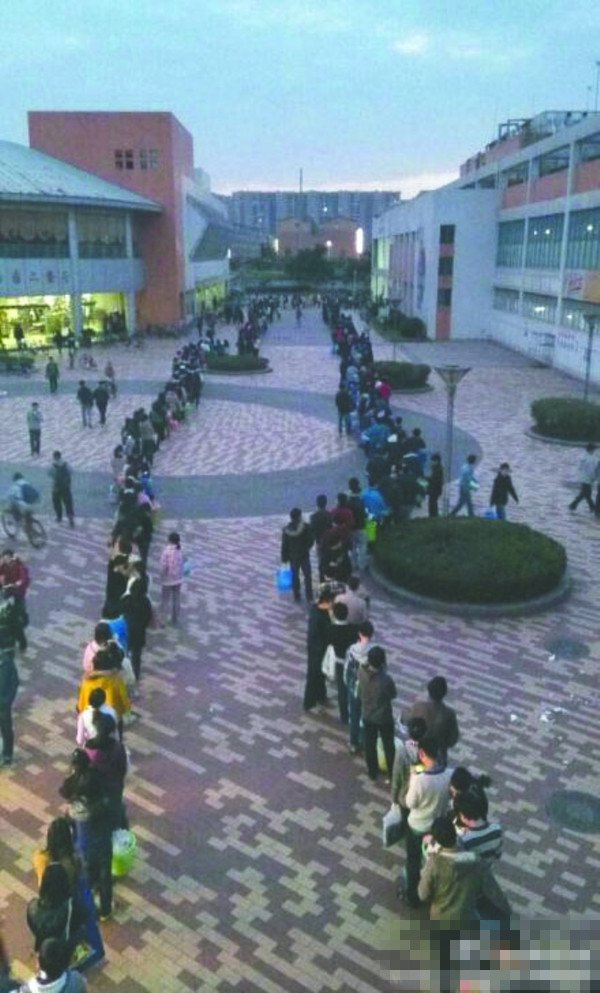 24日傍晚，川大江安校區(qū)浴室前排隊(duì)“盛況”