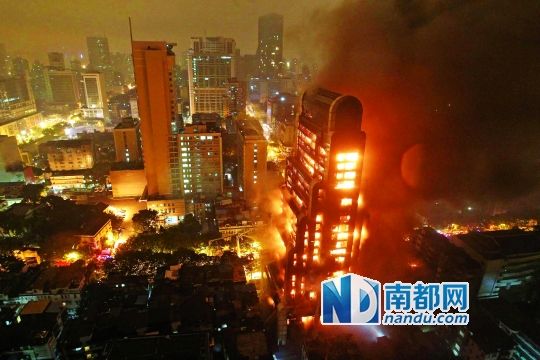 昨晚近7時，廣州越秀區(qū)起義路217號建業(yè)大廈發(fā)生火災(zāi)?；饎菝土?，將整棟大樓都燒了個通透。
