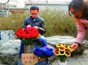 李博文周末在什剎海擺攤賣(mài)花。 晨報(bào)記者 王巍/攝