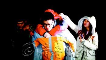 　途中女隊(duì)友小妮突發(fā)高燒，男隊(duì)員輪流背了她三個(gè)小時(shí)，直到網(wǎng)友開車來接