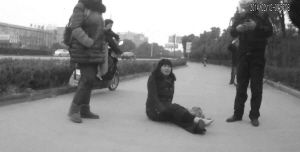 鄭大姐坐在地上，警方趕到進(jìn)行施救。（視頻截圖由警方提供）