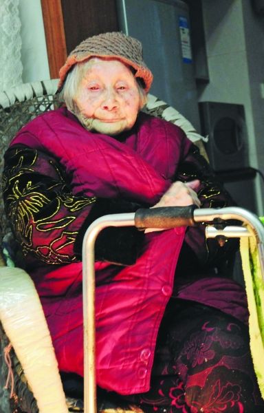 正在取暖的熊婆婆。見習記者 楊榮峰 攝