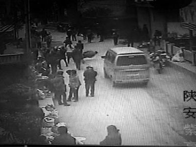 監(jiān)控錄像顯示，劉某側(cè)身行走時(shí)不慎跌倒，王某途經(jīng)此處時(shí)將其扶起（圖中畫圈處） 通訊員 何春地 攝