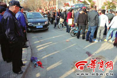 車(chē)禍現(xiàn)場(chǎng)的血跡被人用土覆蓋，旁邊則放著紅領(lǐng)巾、一雙童鞋和一頂帽子 本報(bào)記者 趙彬 攝
