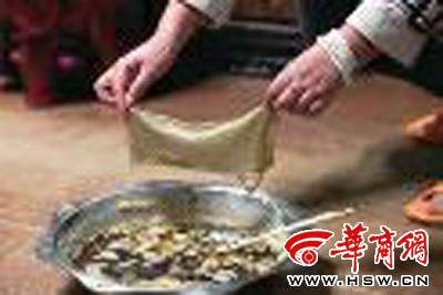 　　昨日，店方讓顧客觀看該火鍋制作時的監(jiān)控錄像本組圖片由本報記者黃利健攝
