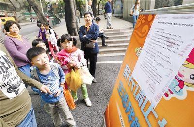 昨日，中華路小學(xué)貼出告示，提醒家長不要相信傳言。
