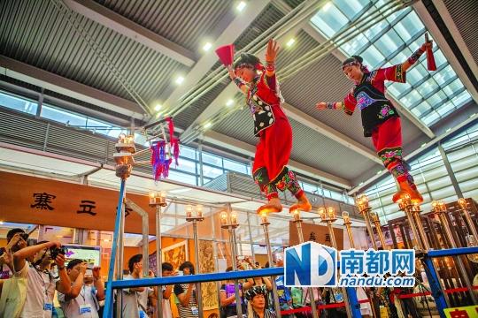 2號展館，苗族姑娘表演踩燈泡絕技《電光玫瑰》，赤腳踩上40瓦的燈泡并做出高難度動作。 南都記者 霍健斌 攝