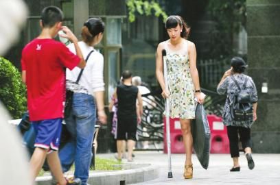 7月11日，阿依穿著高跟鞋在小區(qū)拿快遞。