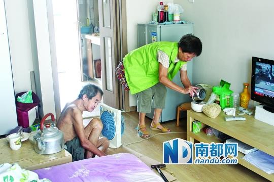 居民徐阿姨去看望何譚送老人，并送去熱湯