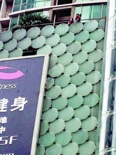 環(huán)亞廣場5樓露臺上，有一男子揚言跳樓。