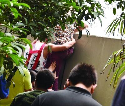 2小時后，該包工頭終于被抱下來了。