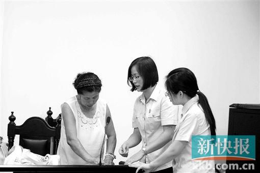 白春榮簽領(lǐng)國家賠償款。通訊員供圖