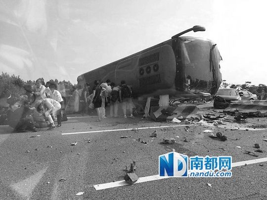 現(xiàn)場大客車側(cè)翻，玻璃碎落一地，車身卡在路邊水泥護欄上。 目擊者供圖